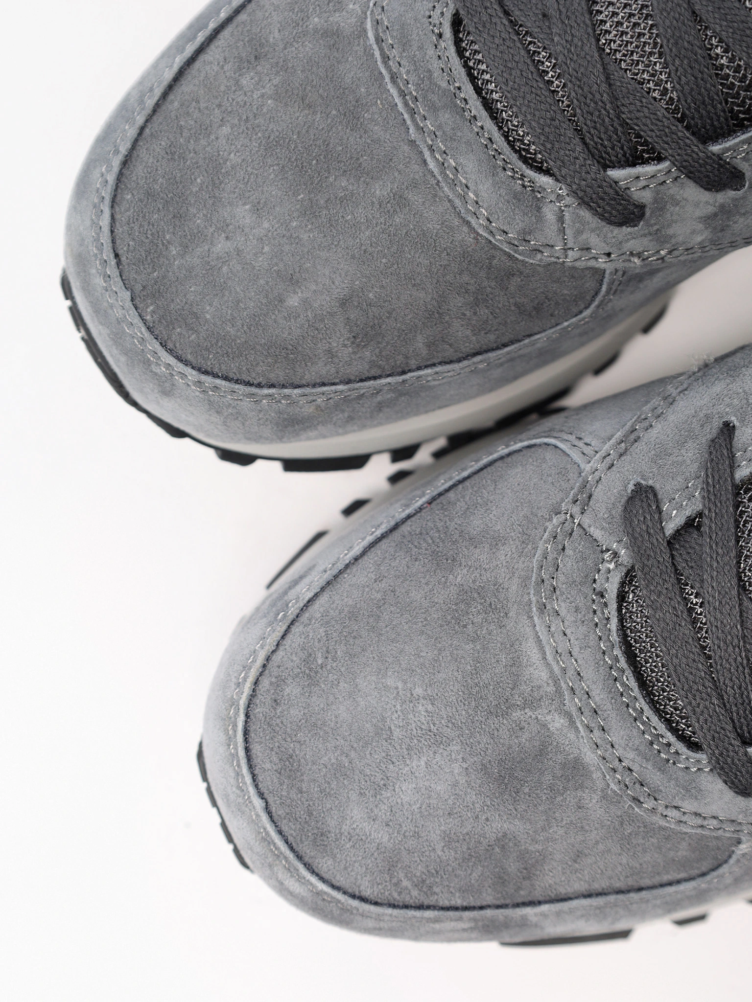 Кроссовки серого цвета комбинированные на рельефной подошве